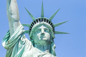 Nahaufnahme der Freiheitsstatue vor blauem Himmel von Maria Kray