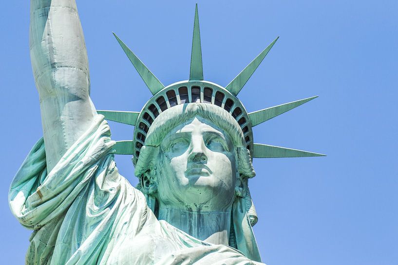 Vue rapprochée de la Statue de la Liberté sur un ciel bleu par Maria Kray