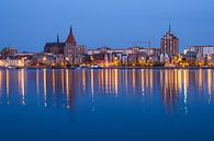 Blick über die Warnow auf die Stadt Rostock am Abend van Rico Ködder thumbnail
