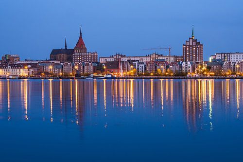 Blick über die Warnow auf die Stadt Rostock am Abend