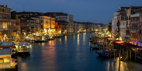 Un matin au pont du Rialto à Venise.