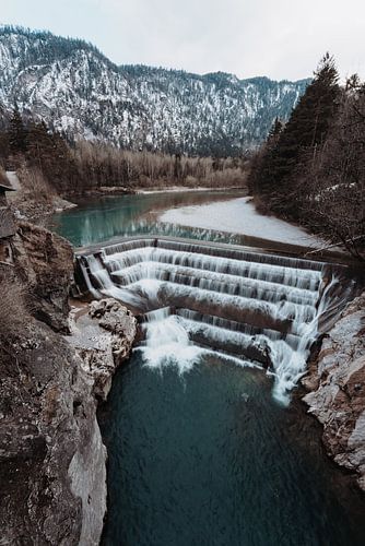 Lechfall in Füssen in de lente met sneeuw in de bergen