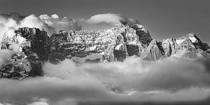Panorama der Dolomitenberge in Schwarz und Weiß