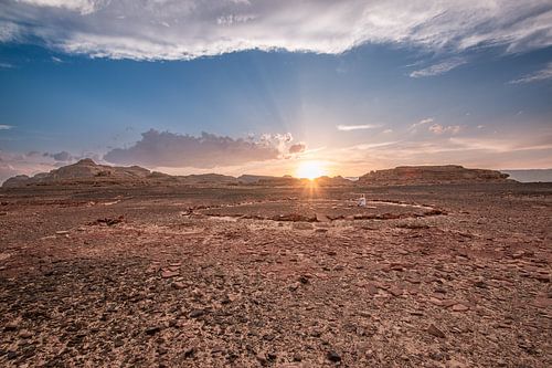 Mediteren bij zonsondergang in de Sinaï woestijn in Egypte