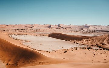 Uitzicht over zandduinen in Namibie van Sander Wehkamp