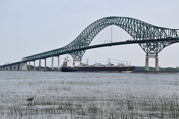 Een boot onder de Laviolette Bridge van Claude Laprise