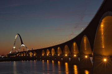 De Oversteek, een brug tussen Nijmegen en Lent in de avond van Anne Ponsen