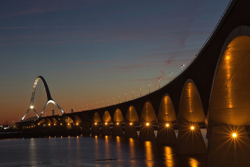 De Oversteek, een brug tussen Nijmegen en Lent in de avond van Anne Ponsen