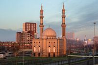 Essalam Moskee in Rotterdam tijdens opkomende zon.