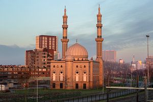 Essalam Moskee in Rotterdam tijdens opkomende zon. sur Peter Verheijen