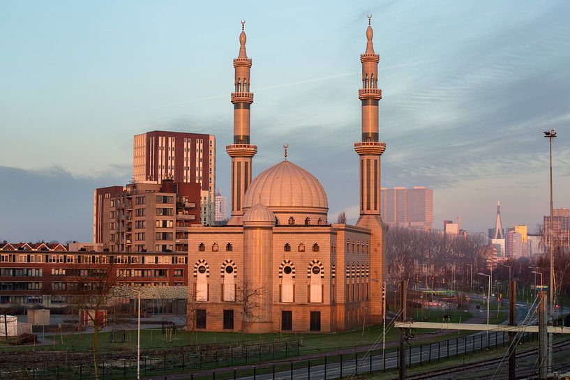 Essalam Moskee in Rotterdam tijdens opkomende zon. von Peter Verheijen