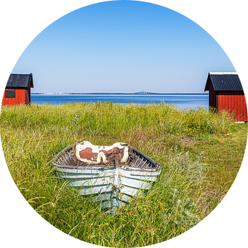 Boot en rode houten hutten in Färjestaden op het eiland Öland i
