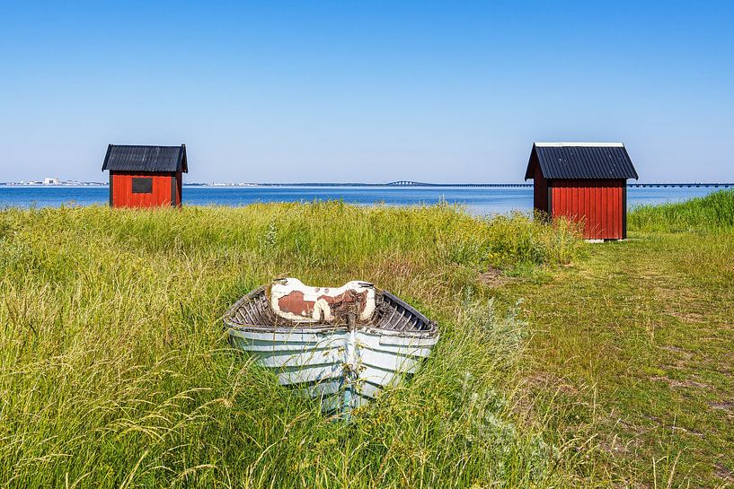 Boot und rote Holzhütten in Färjestaden auf der Insel Öland i von Rico Ködder