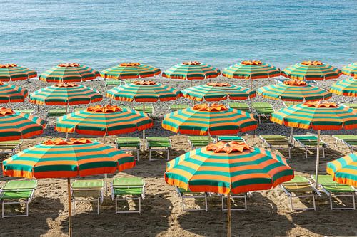Parasols colorés à Cinque Terre Monterosso | Photoprint Italy travel photography