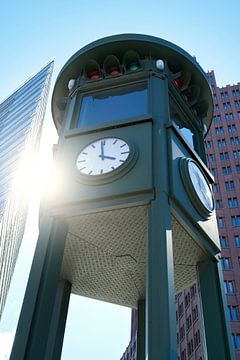 Historische klok aan de Potsdamer Platz in Berlijn in het tegenlicht