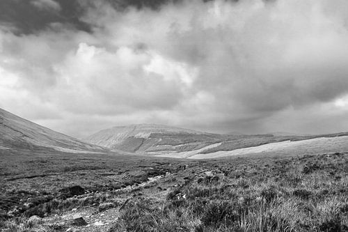 De Highlands, de Schotse Hooglanden, zijn beroemd om hun schilderachtige landschap. Eiland van Skye