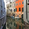 Doorkijkje in de Italiaanse stad Venetië. van André Blom Fotografie Utrecht