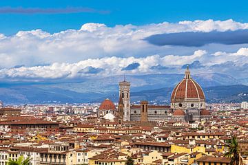 View over the old town of Florence in Italy by Rico Ködder