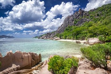 Landschap met strand en zee op de Seychellen. van Voss Fine Art Fotografie