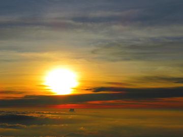 Boven de wolken op een vulkaan in Hawaii van Thomas Zacharias
