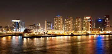 de skyline van Rotterdam in de avond van Rene du Chatenier