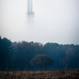 Fernsehturm Hilversum im Nebel von Wolf Schouten