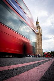 Rode dubbeldekker met extreme bewegingsonscherpte voor Big Ben, Westminster Bridge, Londen van René Wiegmink