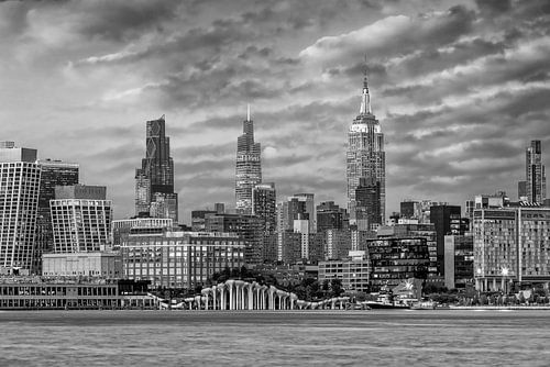 Skyline van Midtown Manhattan met Little Island in de avond - Monochroom