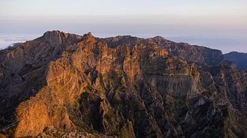 Zonsondergang op Pico Ruivo - een kleurenzee boven de wolken van Madeira van Runawayphill