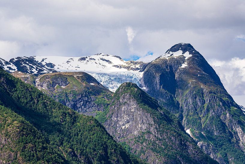 View of the Jostedalsbreen glacier near Fjærland in Norwege by Rico Ködder