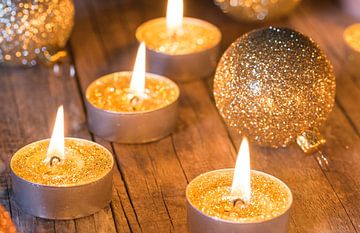Feestelijk branden van gouden advents- en kerstkaarsen van Alex Winter
