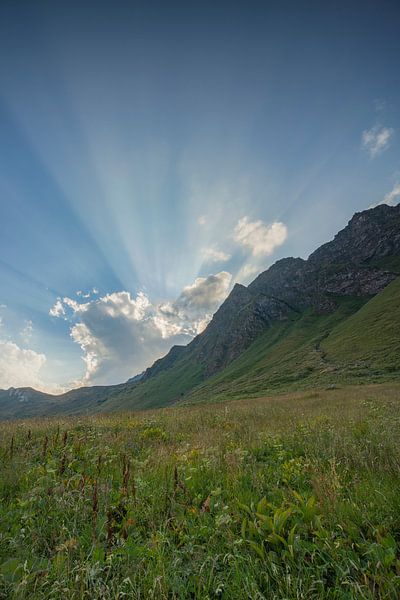 Sonnenuntergang und Tyndall Effekt im Val Piora Tessin Schweiz von Martin Steiner