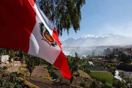 Arequipa, Pichu Pichu vulkaan en vlag, Peru, Zuid Amerika