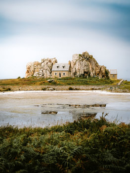 Huis tussen de rotsen verticaal
