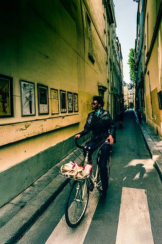 Fietsen door de smalle straten van Parijs