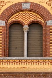 Historische Fassade mit Rundbogenfenstern in warmen Farbtönen von Photography art by Sacha