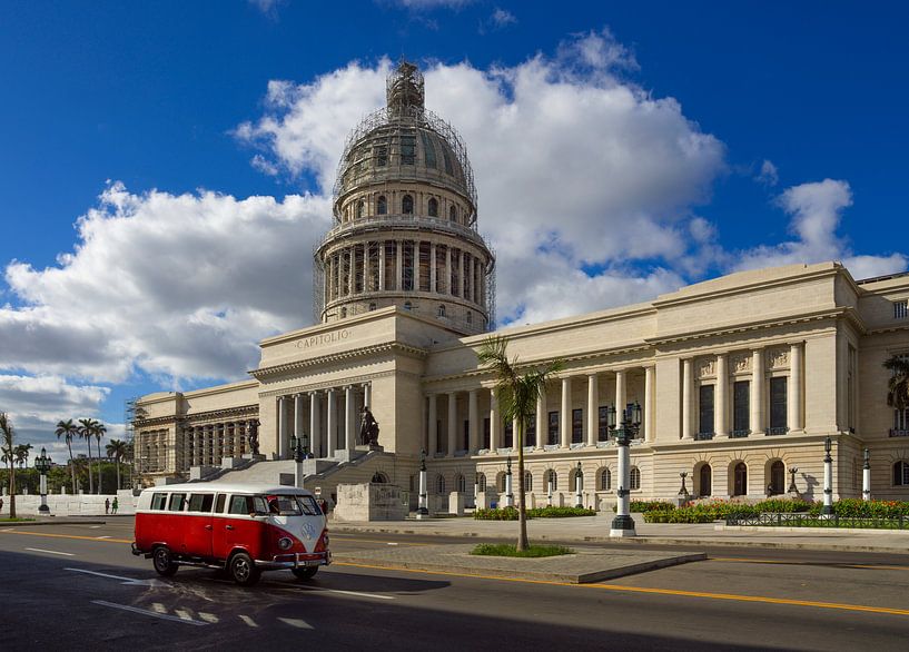 Kuba, Havanna. Capitolio mit einem klassischen Volkswagen Bus (T2). von Maurits van Hout