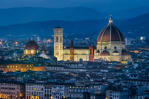 Die Skyline mit dem Dom von Florenz und dem Giotto-Glockenturm zur blauen Stunde