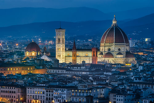 De skyline van de kathedraal van Florence en de klokkentoren van Giotto tijdens het blauwe uur