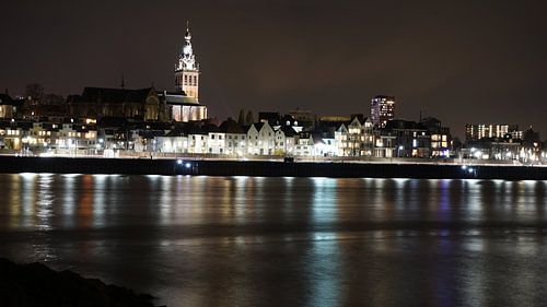 Stevenstoren en Waalkade bij nacht Nijmegen