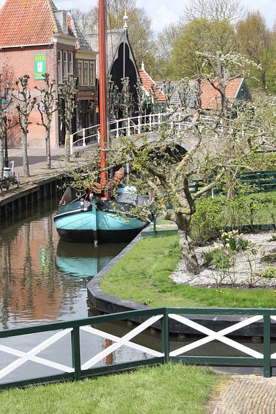 Boot in de gracht met brug by M Ravensbergen