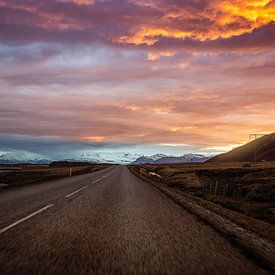 Roadtrip IJsland tijdens zonsondergang van Chris Snoek