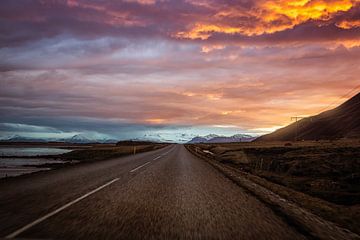 Roadtrip IJsland tijdens zonsondergang von Chris Snoek