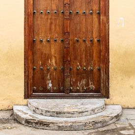 Oude houten deur Afrika van Diane Bonnes