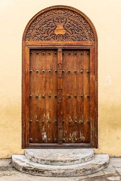 Oude houten deur Afrika van Diane Bonnes