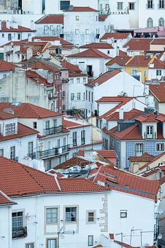 Kijk op oude centrum Alfama Lissabon van Sander Groenendijk