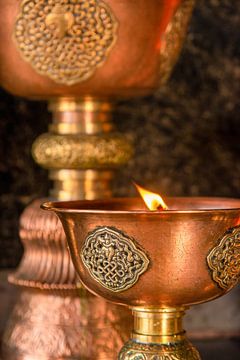 Chandeliers en cuivre au monastère de Thiksey au Ladakh, Inde sur Jan Fritz