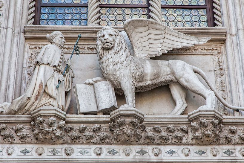 Wapen van de stad boven ingang Dogenpaleis in centrum Venetie, Italie van Joost Adriaanse