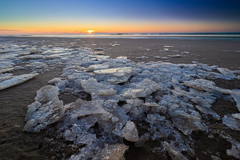 Ijsschotsen op de vloedlijn van peterheinspictures