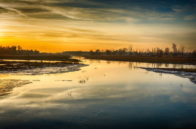 Kleurrijke zonsondergang in Nederlands natuurgebied van Ruud Morijn